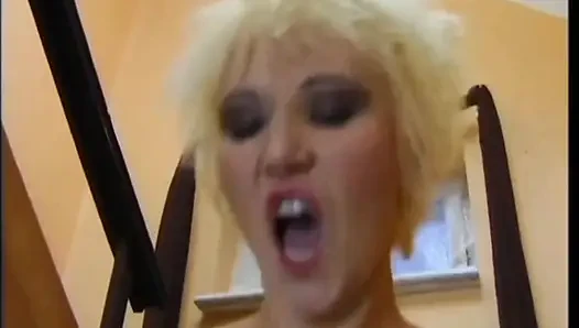Dua pantat bahenol tante seksi rambut pirang dientot habis-habisan dan dicrot di dalam sama kontol besar