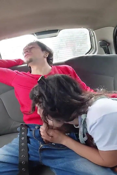 Mi ilk kez büyük yarakla arabada sikişiyor
