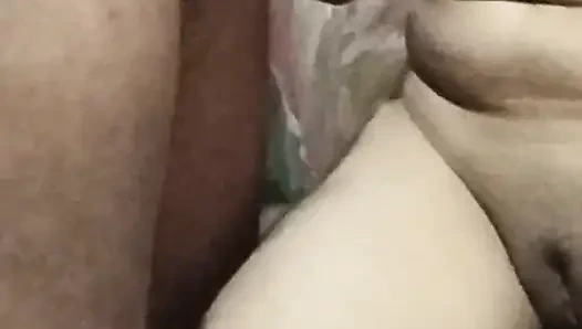 Hintli evli kadın komşusu tarafından sikiliyor