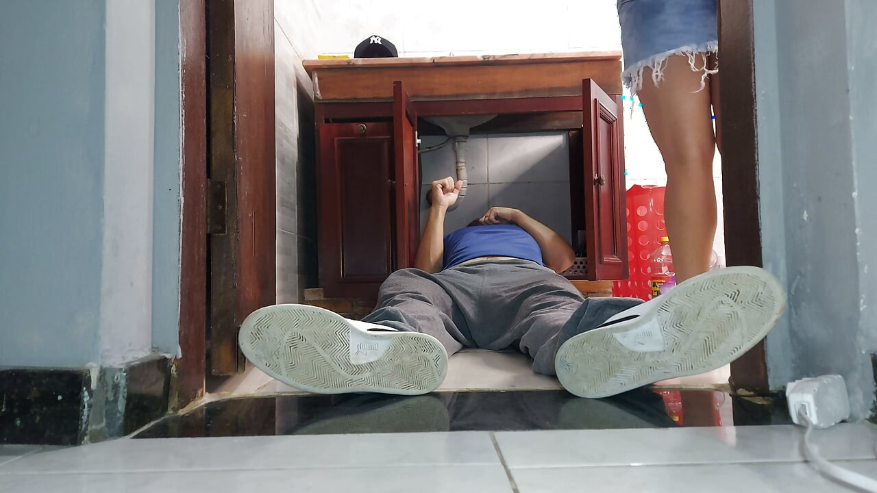 Horn Wife Receives a Plumber Wearing a Skirt Without Panties