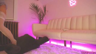 Cosplay naïef masturberen in een roze kamer p6