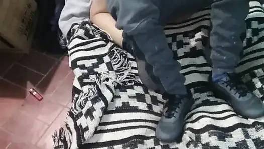 Девушка в платье Монтано с матрасом на полу