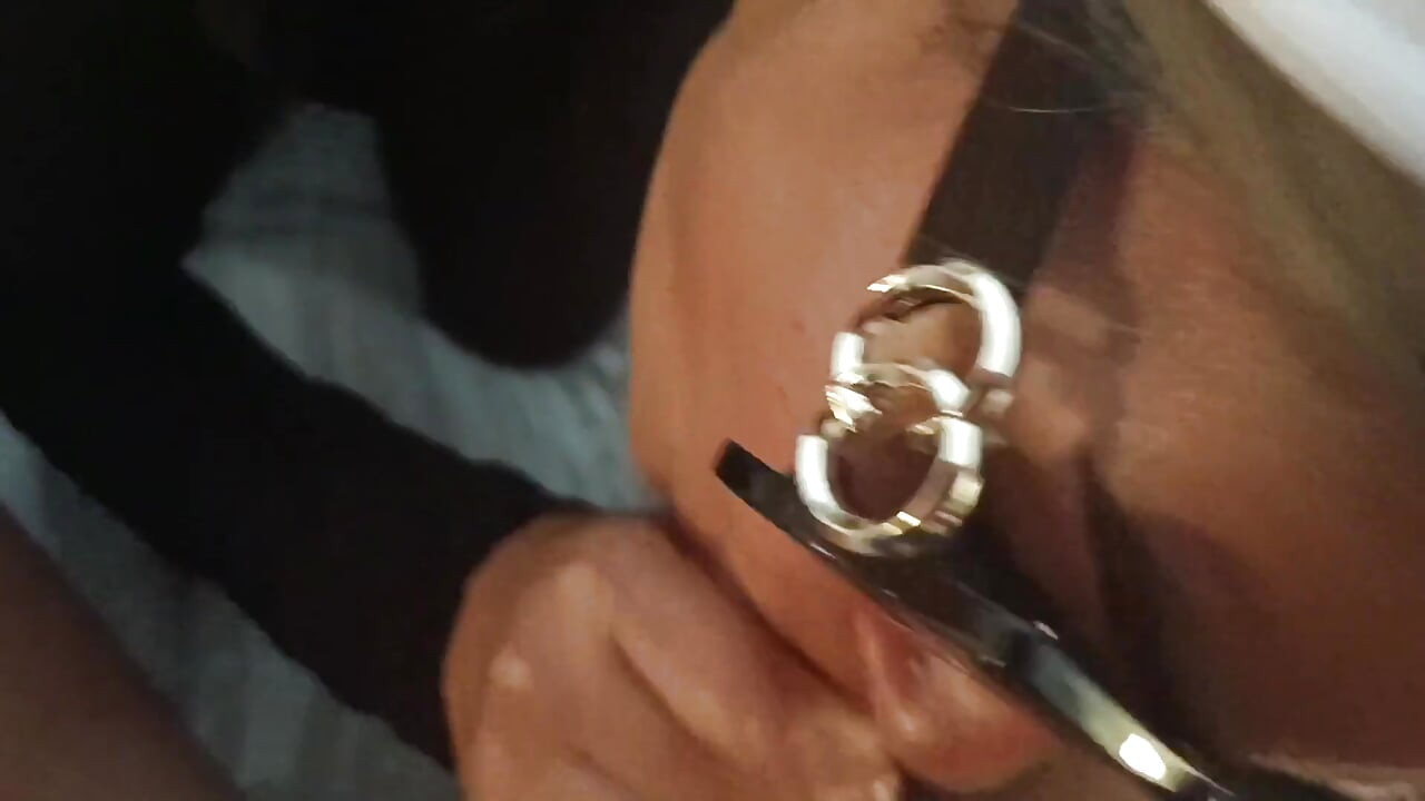 MILF dalam cermin mata hitam POV blowjob dengan cumshot di mulut