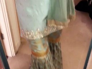 Mamă sexy pakistaneză îmbrăcată în haine asiatice