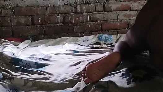 Sexy desi bhabhi ko din me thukai