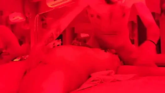 Sürtük karımı kırmızı odada sikiyorum