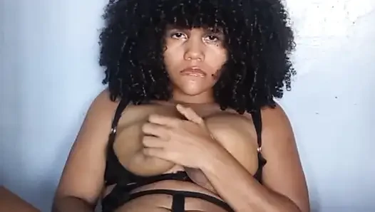 Geile milf in dessous berührt sich, bis sie kommt