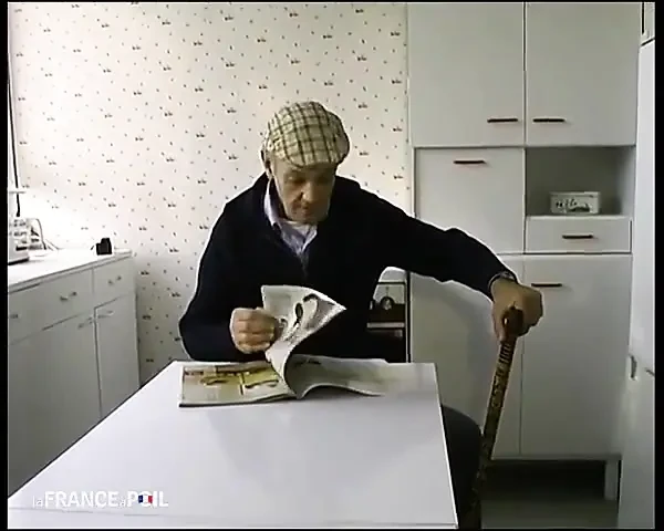 الجد يحصل عليها سرا عندما يشاهد زوجين شابين يمارسان الجنس.