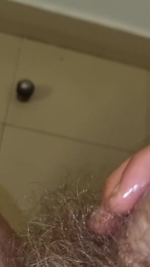 AMATEUR | ENGLISH - STRONG AND INTENSE CUMSHOT ON THE MIRROR WITH GUY IN T-SHIRT AND A HUGE COCK | Clip 1