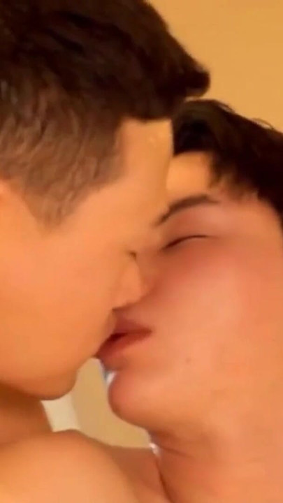 Nezaboravan trenutak iz "Asian Twink Threesome - Raw Hotel Fuck & Cum"