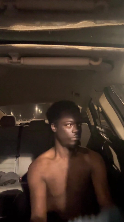 公共の駐車場でダの車の中で、警備員に捕まらないようにして、ただの小さなジャーキンと自分自身を指で触れています | クリップ 1