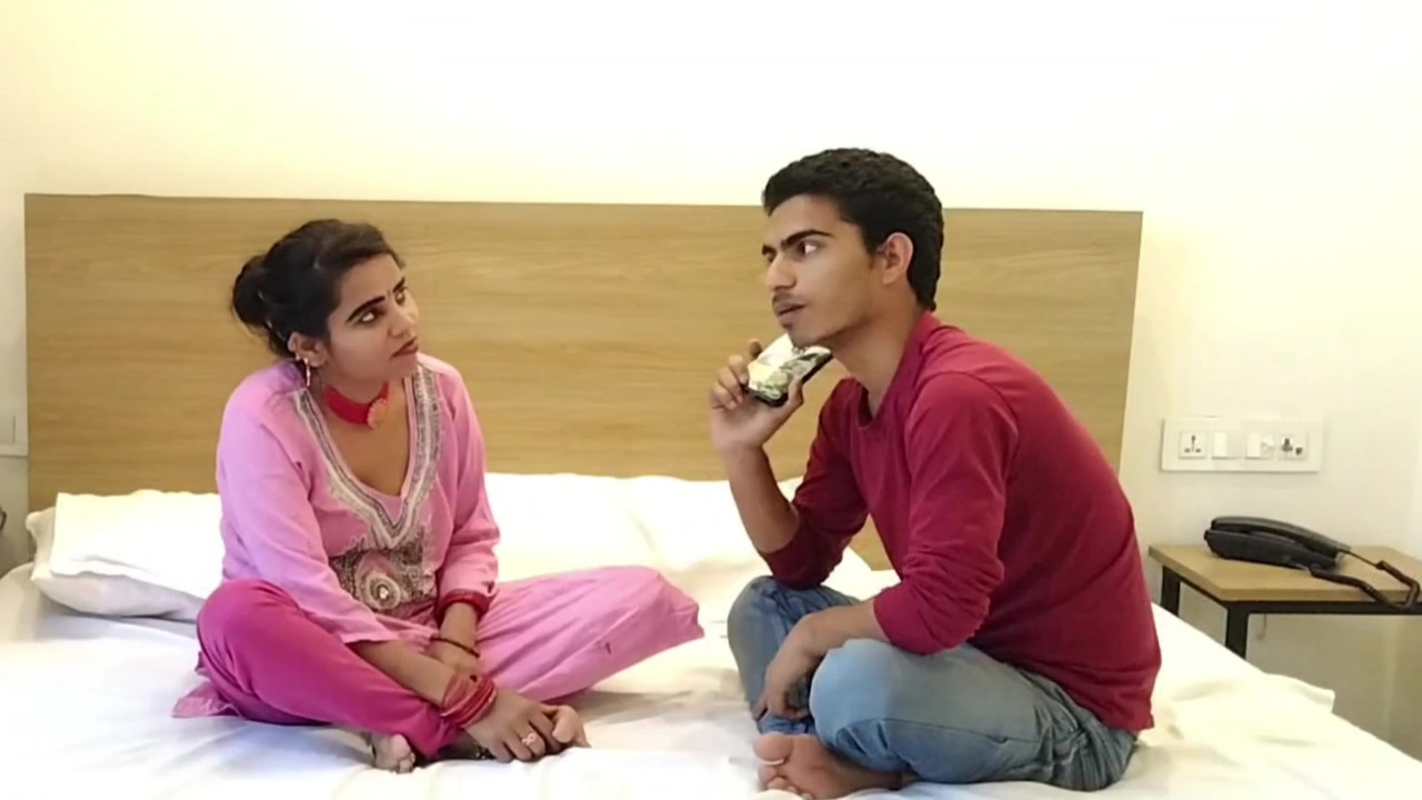 セクシーな義理の妹が18歳の誕生日を迎え、義理の兄の硬いペニスを抱えている