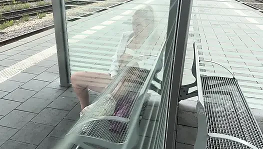 Возбуждённая шлюха добралась до железнодорожных путей