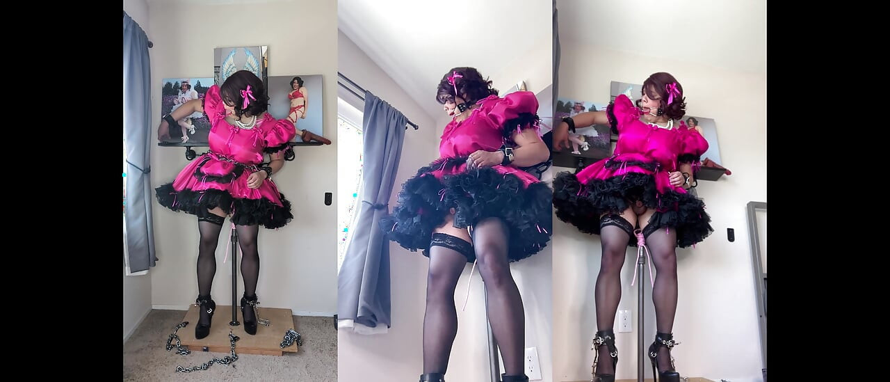 Candy si pembantu banci merah muda dikunci dengan dildo dan menunggangi tiangnya