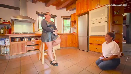 Sahibe April'in beyaz odasında aşağılama ve sağma