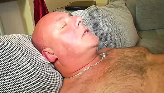 Татуированная рыжая зрелая милфа трахается, лижет