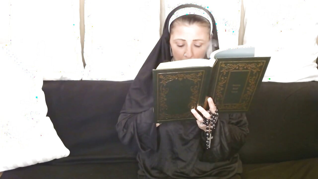 Naughty Nun Merokok Rokok Di Sebalik Alkitabnya Di Gereja