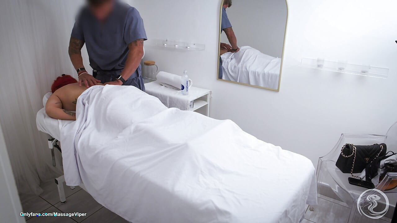 Clientă cu sâni mari își întinde picioarele pe masa de masaj 69, facesitting, doggy style și facial cu ejaculare pe sâni