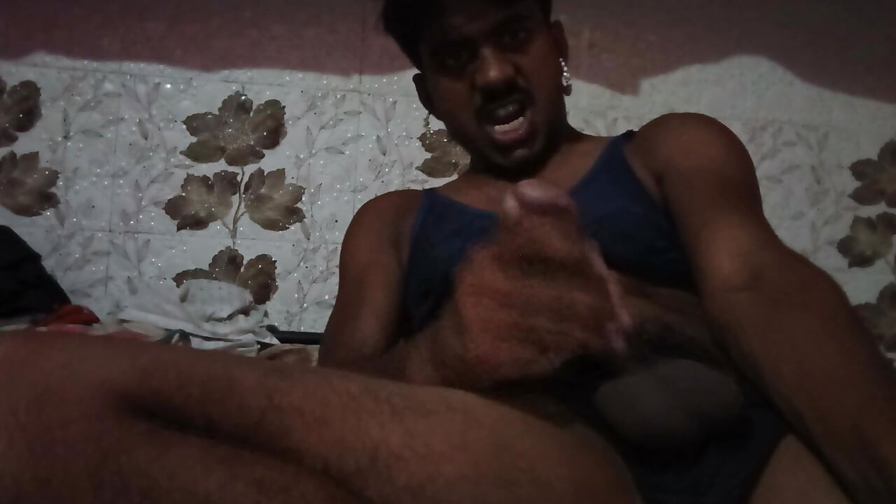 Bărbatul are un penis mic și gros și îl masează