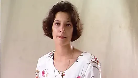 Крошка из Германии показывает свои большие сиськи на кастинге в любительском видео