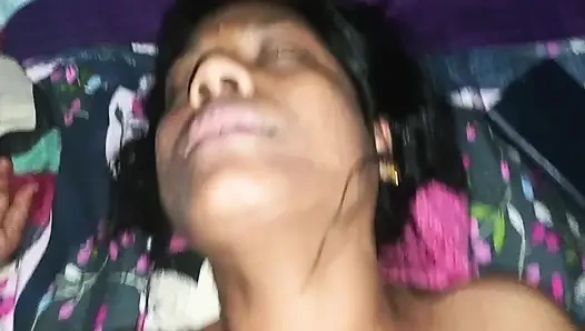 Tante seksi india yang super imut lagi asik nyepong kontol dan dientot habis-habisan sambil bugil di rumah pertanian