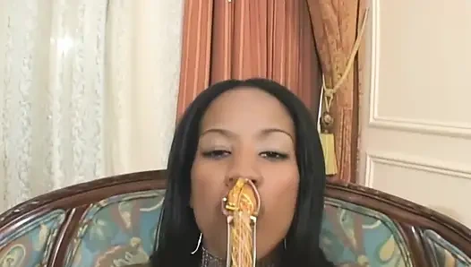 Seorang mantan model melemparkan dirinya ke dalam porno