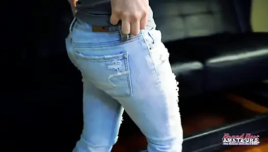 Sabrina si cewek bertato rambut cokelat dengan memek berbulu lagi asik ngocok kontol penuh gairah!