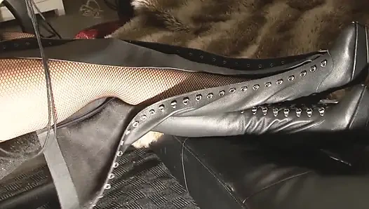 pantat bahenolku pakai sepatu bot baruku - hd!