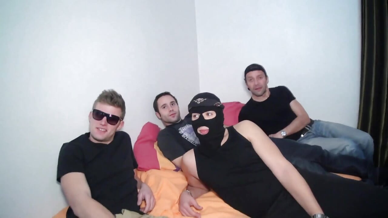 Une Amatrice Realise Son Reve Un Ganbang Avec Grosses Bites Blanches