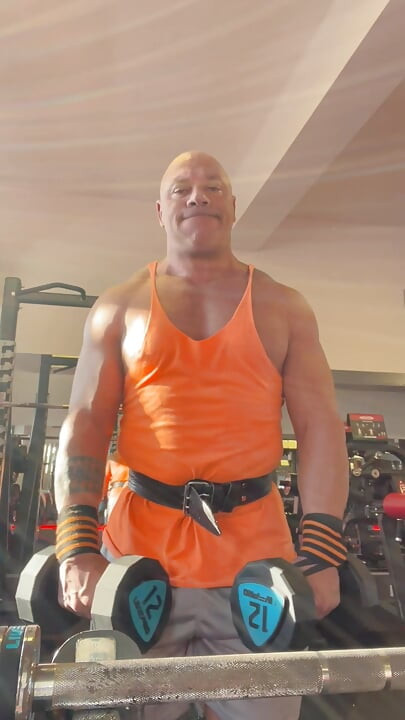Bodybuilder Sucked off. Cum in Mouth. Str Seduced
