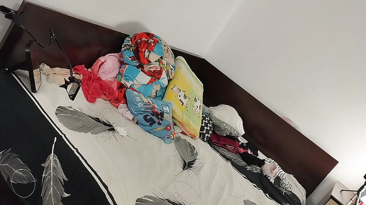 Une Brune Sexy Fait Des Corvées Nues Dans La Maison.