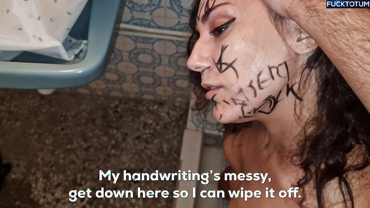 Kaznio sam ovu neposlušnu i lažljivu drolju gurajući joj moj kurac u grlo, pišajući joj u usta i svršavajući joj u oči.