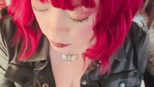 Твоя госпожа Tina Snua одетая в кожаную цепь курит 2 пробковые сигареты