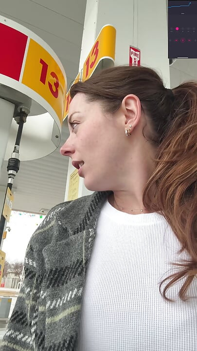 Der versuch, nicht zu laut zu kommen, während ich mein gas pumpe