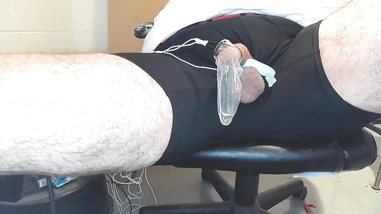 Mit estim, während ein kondom mit precum und sperma gefüllt wird