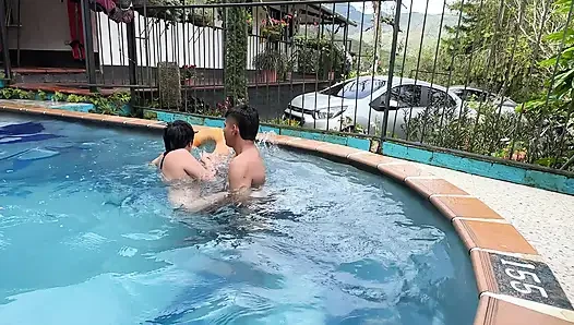 Aku bantuin adik tiriku yang seksi ini supaya dia nggak di kolam renang, jadi dia ngebiarkan aku ngentot pantat sempitnya habis-habisan
