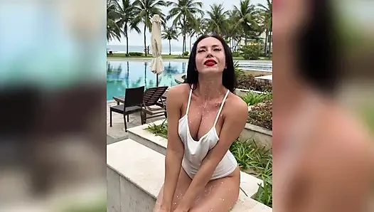 Transparan vücut elbisesi içinde sağım ve dağınıklık açık havada