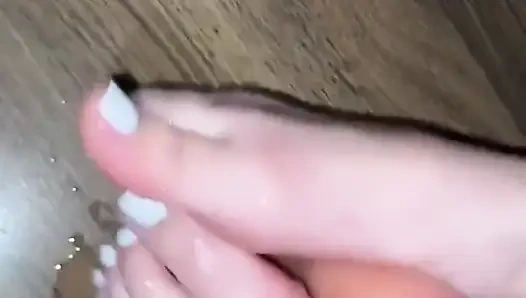 Dildoda ıslak ıslak ayakla muamele