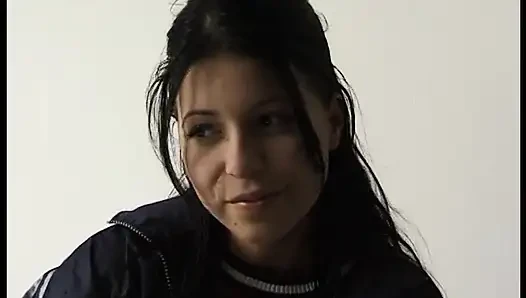 Nettes teen-brünette spielt mit dildo und schwanz