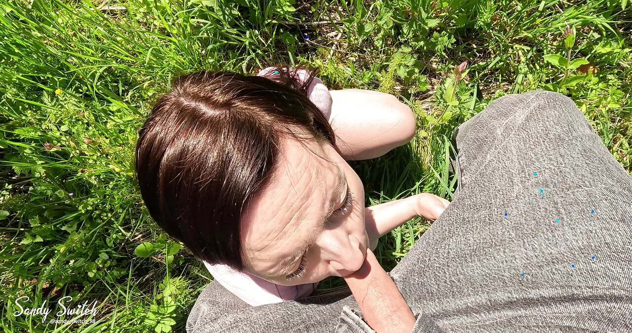 Udendørs amatør POV-video: MILF med store naturlige patter giver blowjob