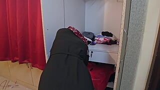 Malaia hijab menina está sozinha em casa e faz sexo com cunhado