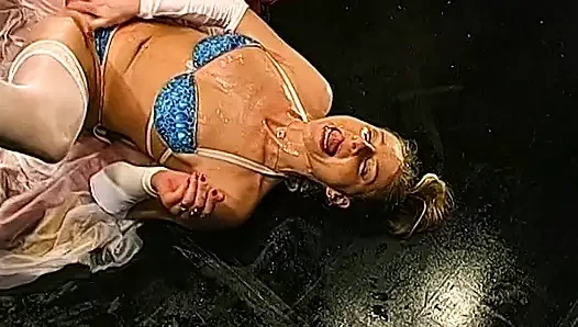 Ggg john thompson - cewek nakal ini nyepong kontol sampai dalam banget!