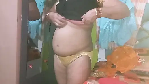 Hintli ev hanımı sarı sari giyiyor.