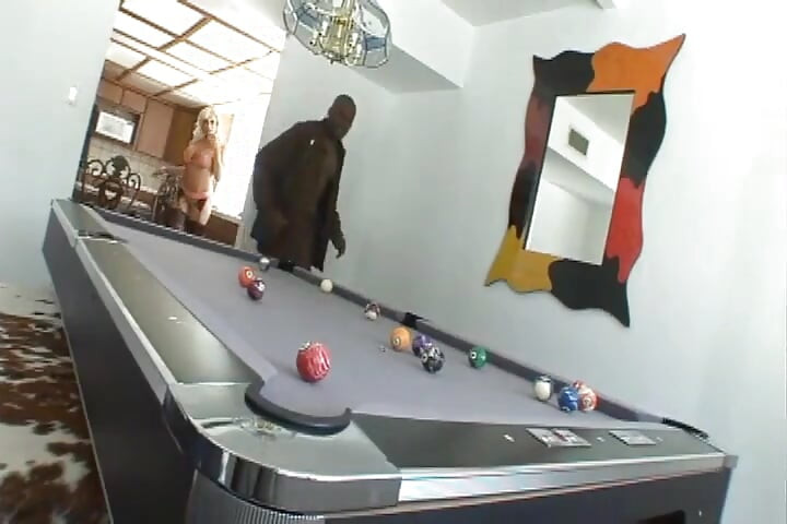 ビリヤード台でマンディンゴの友達にセックスされるのが好きです