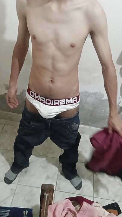 Latino magro a brincar sozinho com o pau peludo no quarto