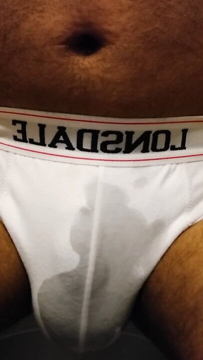 穿着内衣撒尿