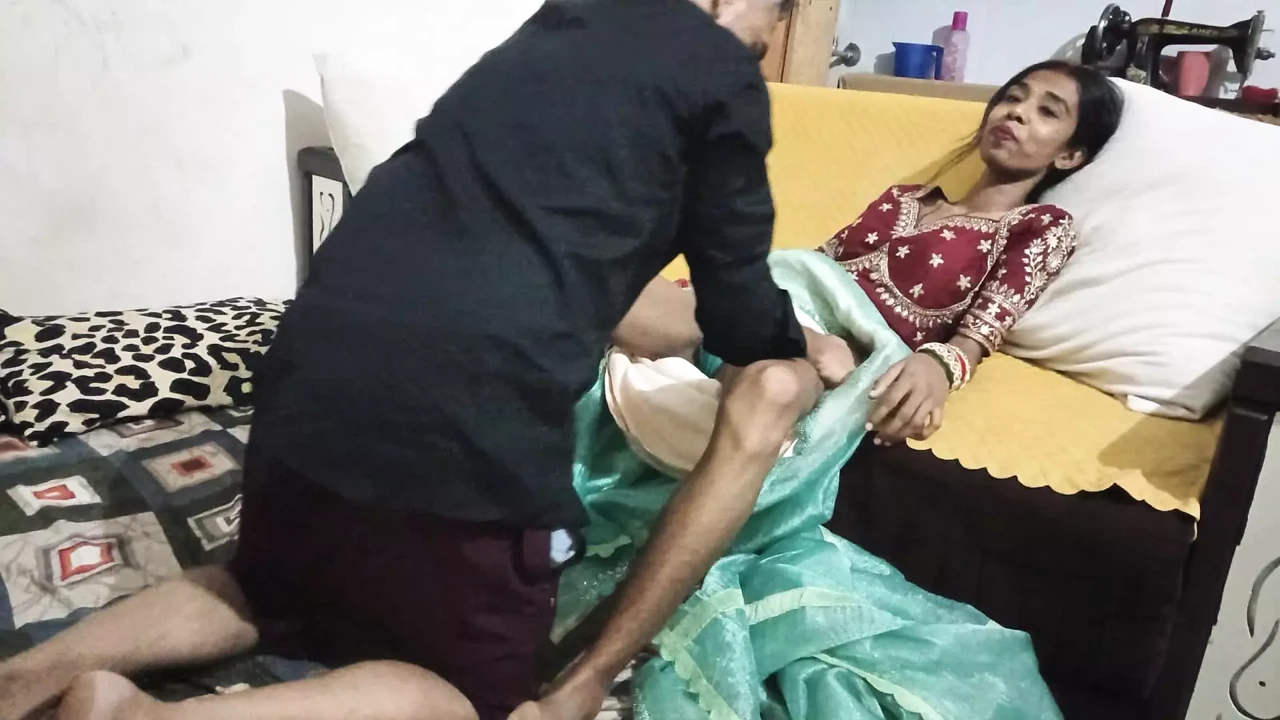 热辣的Rosey和大学男友玩粗暴性爱
