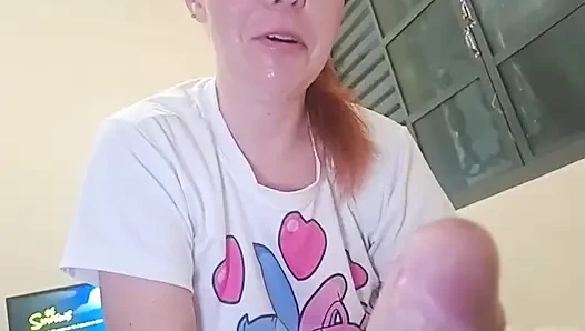 Si cewek hot rambut merah ini suka banget nyepong kontol sampai tenggorokannya dientot habis-habisan