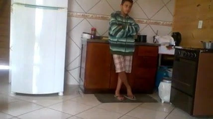 Garotinho brinca com as suas tezudas Havaianas