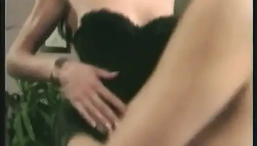 Gadis-gadis seksi rambut cokelat lagi asik fingering memek satu sama lain